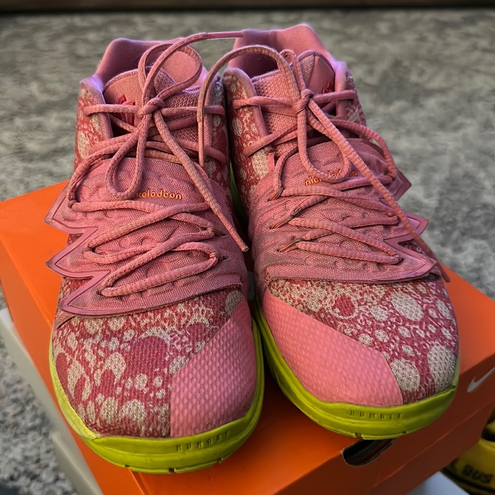 Boys Nike Kyrie SpongeBob (Patrick) shoes